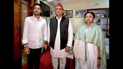 Didi you are not defeated: Akhilesh calls on Mamata after TMC rout