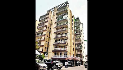 'Cash rain' in Mohali society during search