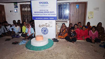 Villagers stage indefinite dharna for power restoration