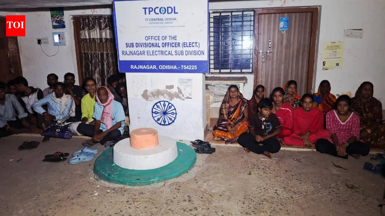 Villagers stage indefinite dharna for power restoration