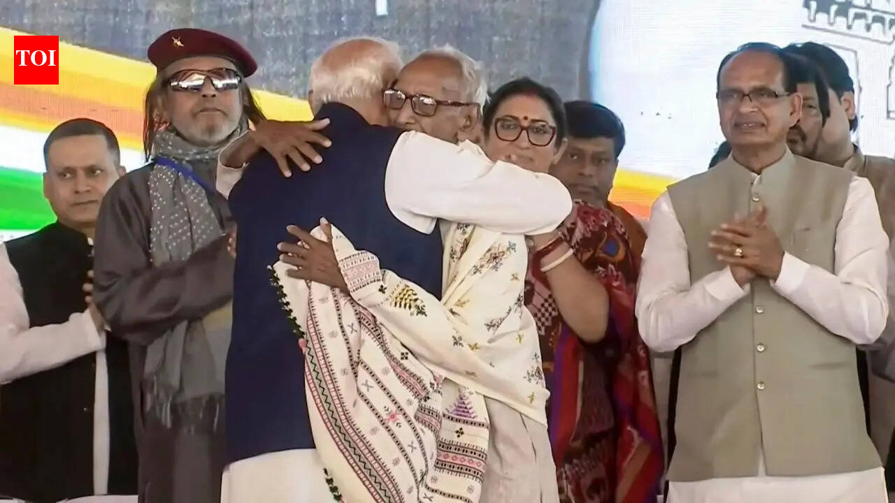 Watch: PM Modi touches feet of 98-year old Makhanlal Sarkar - who is he?