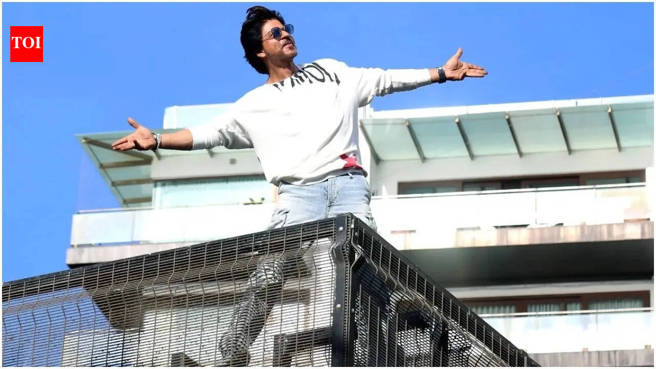 ‘Order aya hai SRK ke naam ka’: Delivery boy rushes to meet King Khan