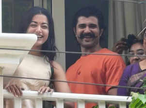 Vijay Deverakonda meets fans outside his home with wife Rashmika