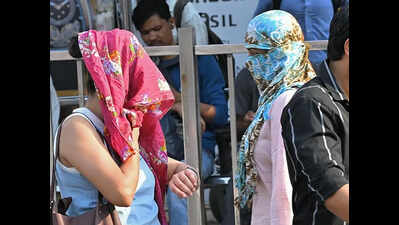 Hot and Humid Weather Scorches Mumbai as Temperature nears 40 c