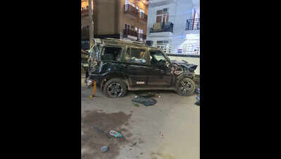 SUV crashes into electric pole in Greater Noida, 1 dies