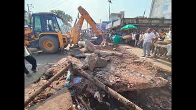Encroachments outside municipal office razed, major drive eases traffic in Khargone