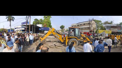 Encroachments outside municipal office razed, major drive eases traffic in Khargone