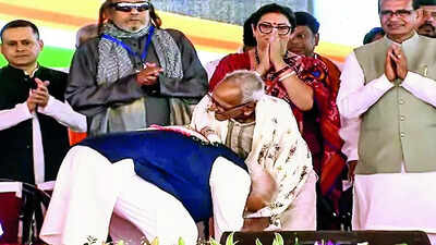 PM Modi's salute to 97-year-old Jana Sangh veteran steals the show