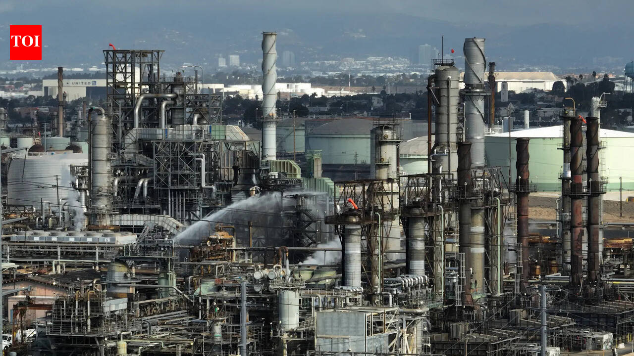 Strait trouble: Global oil tanks run dry at unprecedented pace as Hormuz remains choked