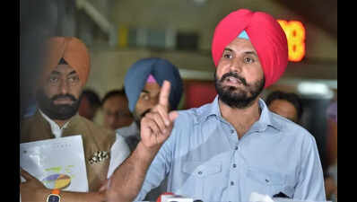 Several AAP, SAD, BJP leaders from Batala join Congress