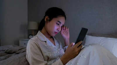 Screen time & makeup trigger rise in dry eye among women