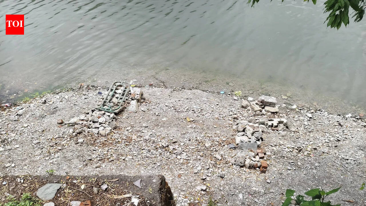 2 boatmen fined after oil film spotted on Naini Lake