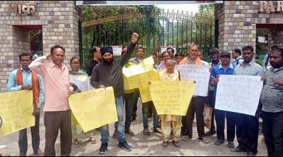Daily wage workers protest registration rules in Dehradun