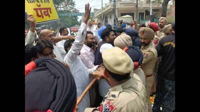 AAP-BJP workers clash in Bathinda, Balachaur; BJP seeks FIR against MLA Sukhi