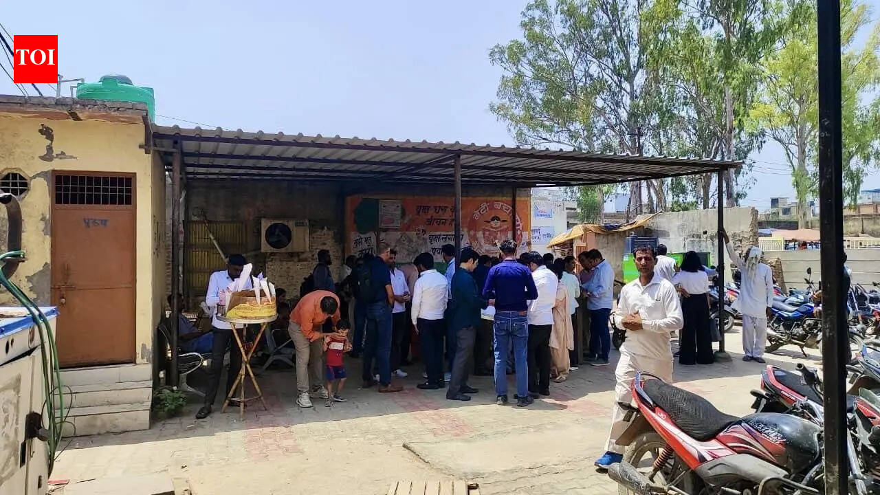 No seats, no water, locked washroom: Visitors flag lack of upkeep at SRO