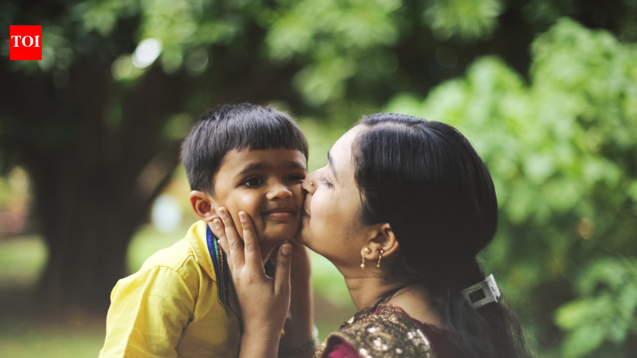 6 चीजें जो भावनात्मक रूप से बुद्धिमान माता-पिता हर दिन अलग-अलग तरीके से करते हैं