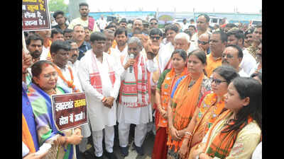 BJP stages stir over power, water crisis in Dhanbad