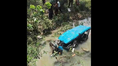 E-rickshaw falls in Hazaribag river, 8 injured