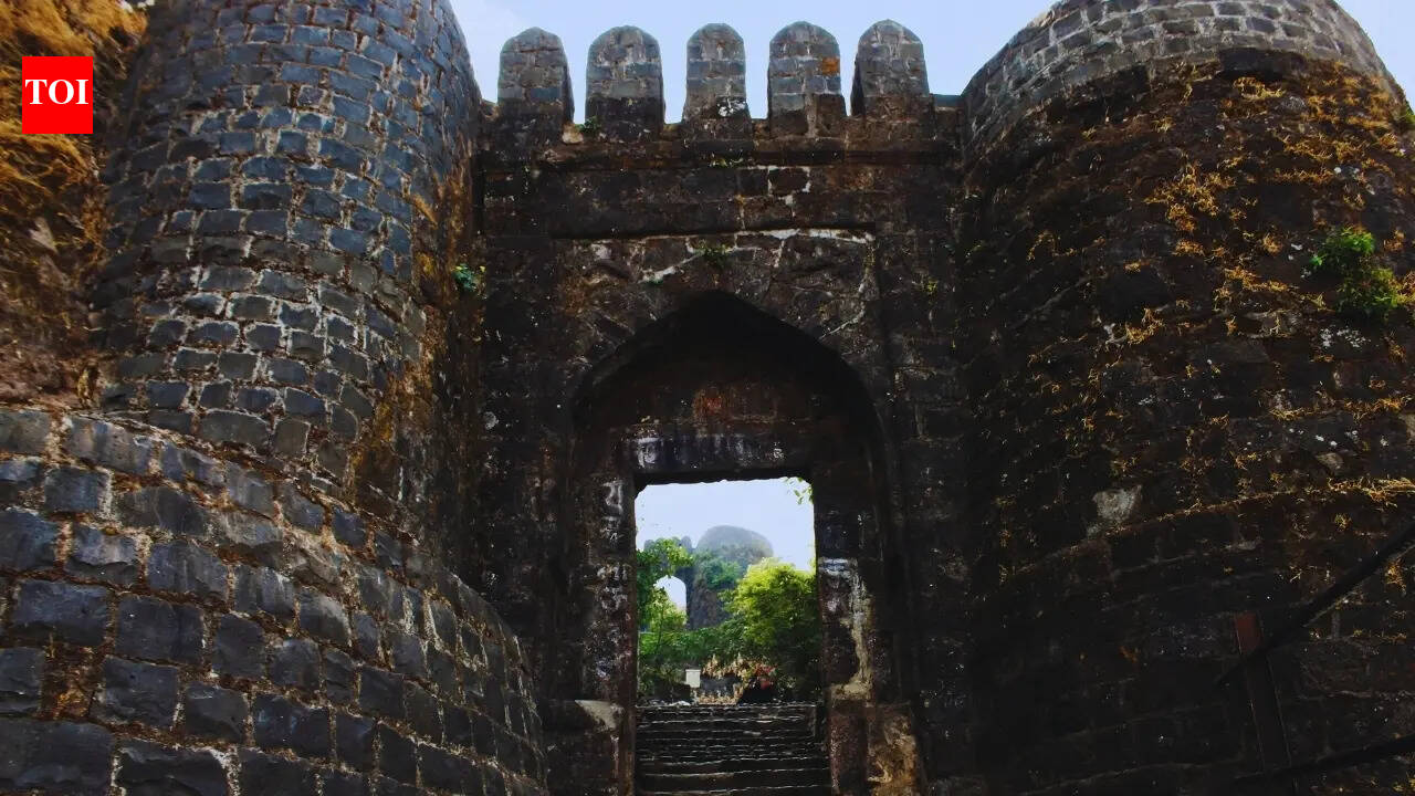 Shivaji's legendary commander Tanaji Malusare climbed this famous Maharashtra fort on a monitor lizard! | - The Times of India
