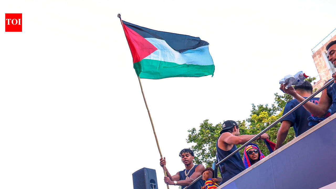 ‘I don’t normally like this’: Barcelona coach reacts to Lamine Yamal waving Palestine flag