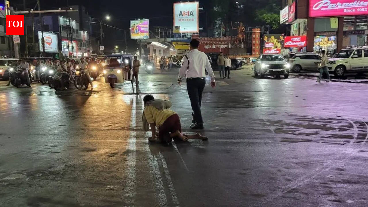 Raipur cop who held up traffic to help disabled cross street feted
