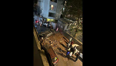Car crashes into building compound wall, plunges onto Peddar Road; driver hurt