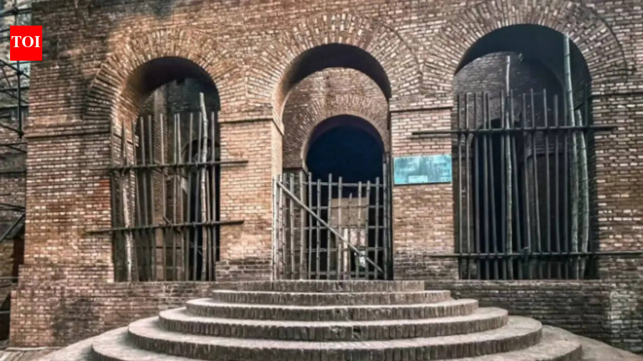 क्लाइव हाउस: कोलकाता की सबसे पुरानी औपनिवेशिक इमारतों में से एक और इतिहास और वास्तुकला प्रेमी इसे अनदेखा क्यों नहीं कर सकते
