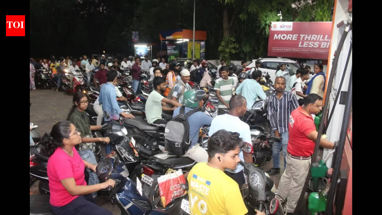 Fuel shortage triggers panic buying, long queues at Jamshedpur pumps