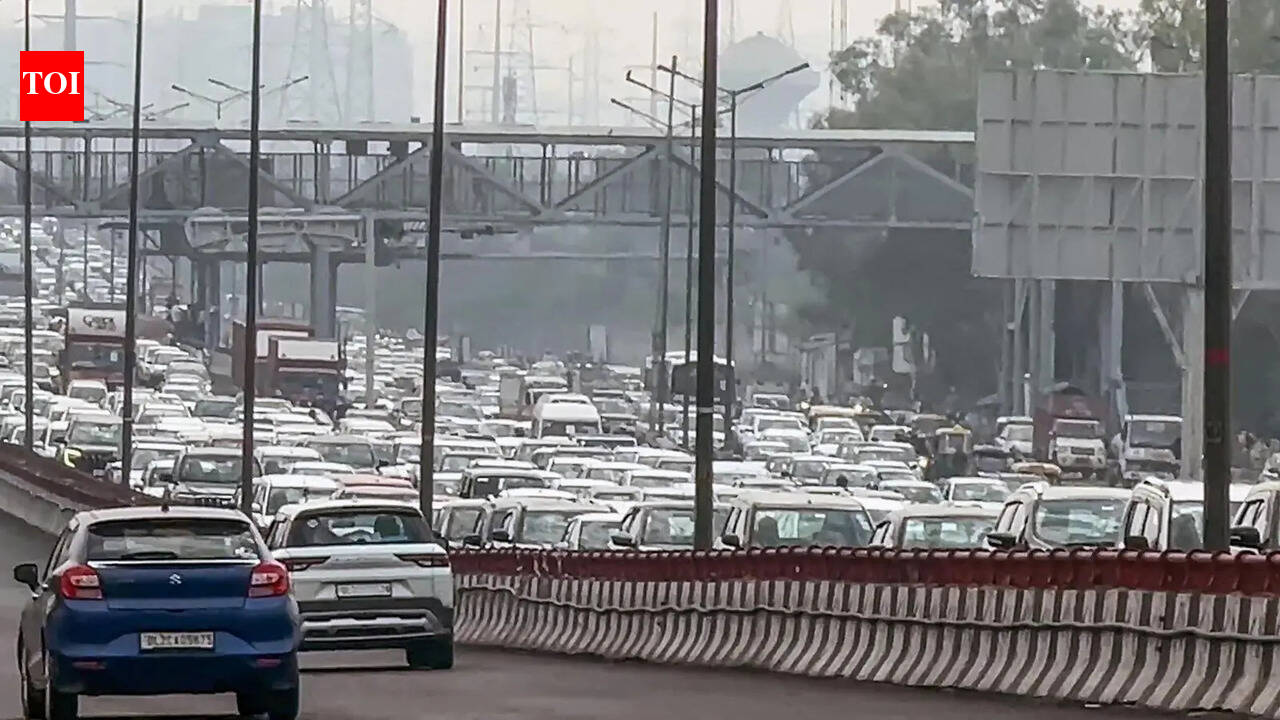 Massive snarls near Ghazipur border due to NH-9 repair work