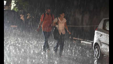 Delhi faces sudden storms, flight delays