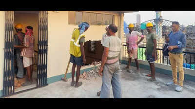 In city’s leather goods zone, illegal workshops cohabit with homes
