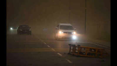 Duststorm brings mercury down; disrupts vehicular traffic