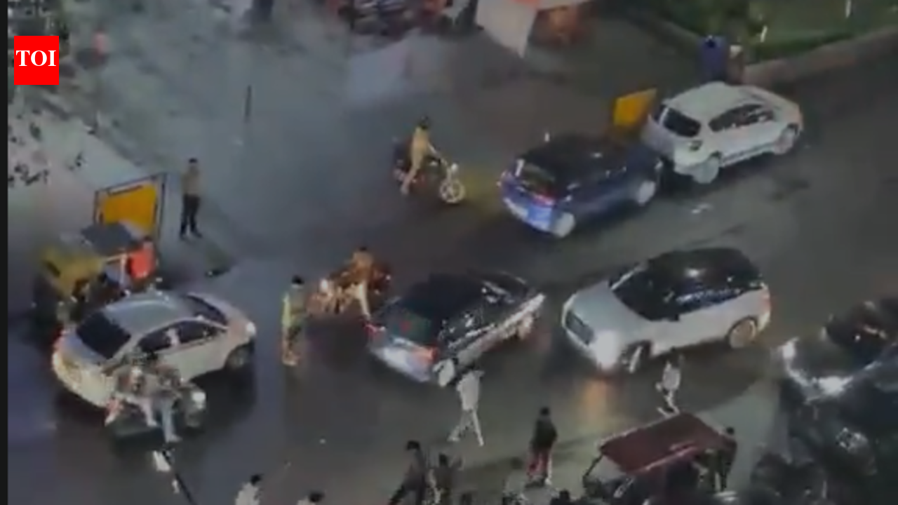 Ice in sugarcane juice results in brawl, 2 held