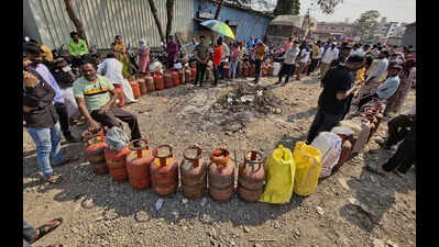 Consumers lock agency over LPG shortage in Beed