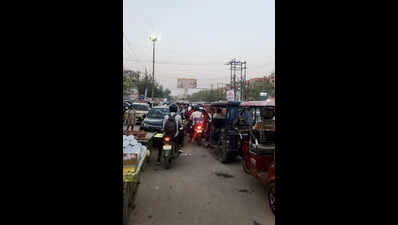 Man takes traffic cop for spin in Shalimar Garden, shows him pinch points