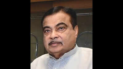 Gadkari opts for bus travel, cuts convoy size by 50%