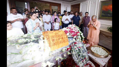 Yogi, Maurya, opposition leaders pay respects to Prateek Yadav