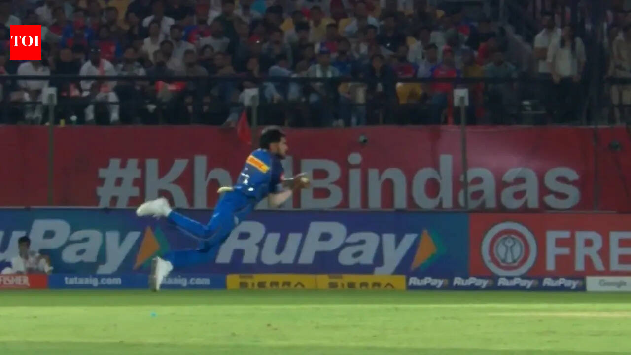 आईपीएल बनाम पीबीकेएस में शानदार कैच पूरा करने के लिए एमआई के राज बावा अपनी बाईं ओर उड़े
