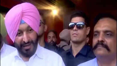 Suspended AAP MLA joins Bittu for flagging off train