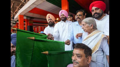 Ravneet Singh Bittu flags off non-AC train between Amritsar & New Jalgaipuri