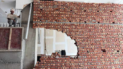 Illegal walls, rooms in offices and housing complexes face the hammer in Gurgaon
