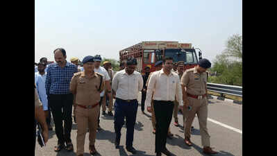 4 of family killed as SUV rams truck on Bundelkhand e-way in Banda