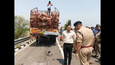 4 of family killed as SUV rams truck on Bundelkhand e-way in Banda