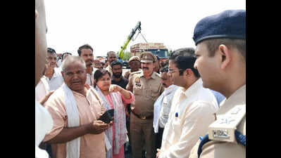4 of family killed as SUV rams truck on Bundelkhand e-way in Banda