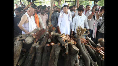 Prateek Yadav’s final journey drawsthousands; father-in-law lights pyre