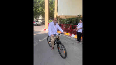 SGPGIMS chief cycles to office, urges staff to save fuel