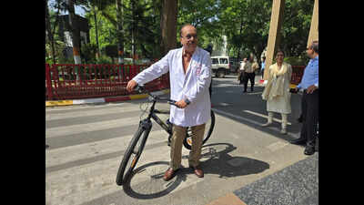 SGPGIMS chief cycles to office, urges staff to save fuel