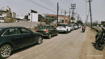 Panic buying triggers long queues at fuel pumps in Chhattisgarh; Gariyaband caps petrol sales