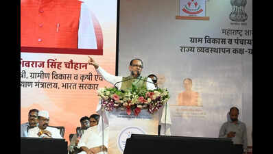 Nafed starts onion procurement at Rs 12.35 per kg, Union agri minister cautions Maha govt over any irregularities in procurement, Fadnavis says move a big relief