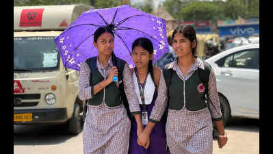 Delhi see’s hot day even as temp fall